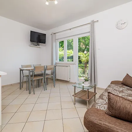 Charmantes Nur 600 Meter Zum Mit Meerblick, Holzkohlegrill, Wifi * Dramalj