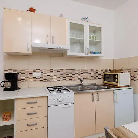 Charmantes Nur 600 Meter Zum Mit Meerblick, Holzkohlegrill, Wifi