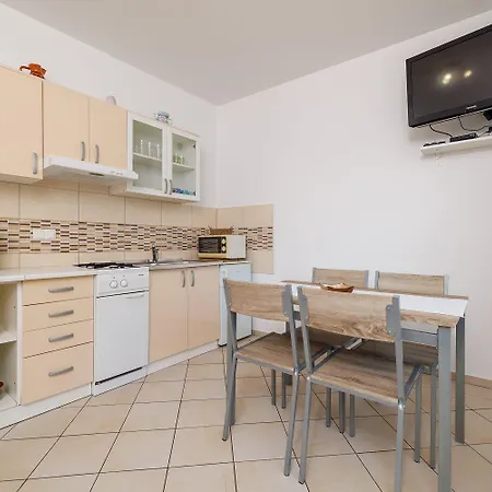 Charmantes Nur 600 Meter Zum Mit Meerblick, Holzkohlegrill, Wifi Lägenhet Dramalj