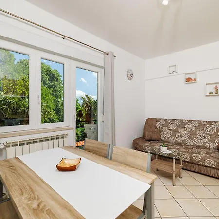 Lägenhet Charmantes Nur 600 Meter Zum Mit Meerblick, Holzkohlegrill, Wifi Dramalj